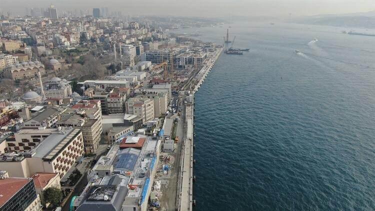 <p>Galataport İstanbul'a yanaşmak için bu yıl için 61 geminin rezervasyon yaptırdığı, birçok kruvaziyer şirketinin İstanbul'u ana liman olarak kullanmayı planladığı öğrenildi. 2021 yılı için ise gelen gemi sayısının 180'ni geçmesi bekleniyor.</p>