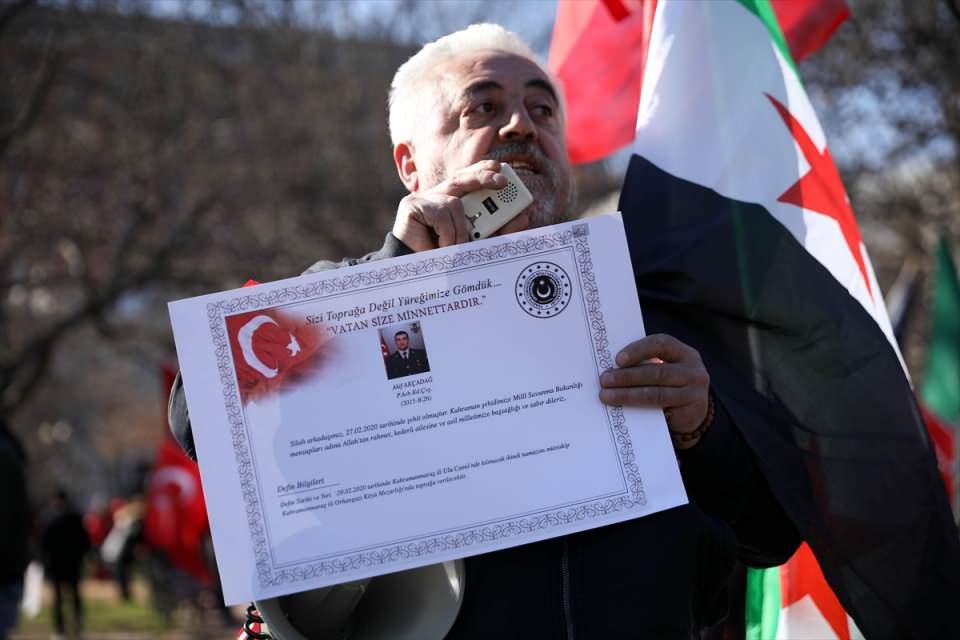 <p>Beyaz Saray önünde toplanan bin civarında Amerikalı Türk ve diğer milletlere mensup gösterici, ellerinde Türk bayrakları ve sloganlarla Türkiye'ye destek verdi.</p>

<p> </p>

