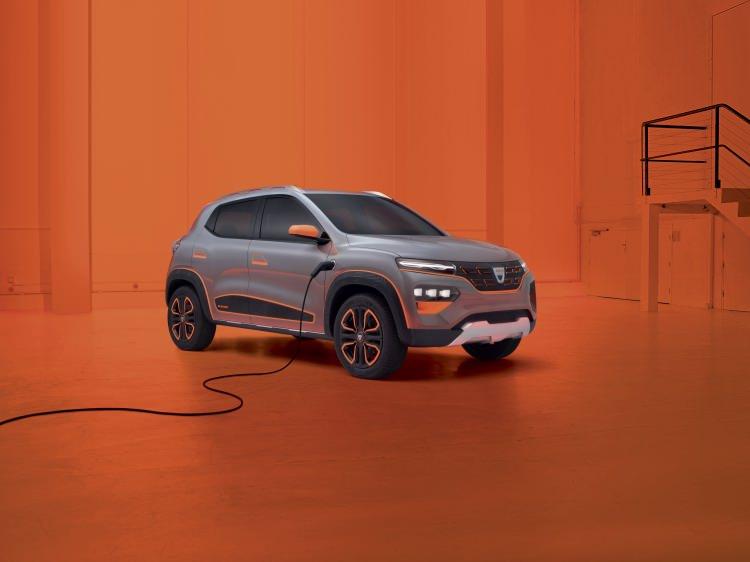 <p><span style="color:#FF8C00"><strong>DACİA'DAN İLK ELEKTRİKLİ MODEL</strong></span></p>

<p>Dacia, Spring modeli ile tarihinde yeni bir sayfa açıyor. Spring, Dacia'nın yüzde 100 elektrikli ilk modeli.</p>

<p>Model 4 kişilik, geniş hacimli, %100 elektrikli bir şehir otomobili olarak karşımıza çıkıyor.</p>
