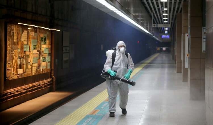 <p>Tüm otobüsleri düzenli olarak dezenfekte eden İETT, metrobüs istasyonlarının girişlerine de vatandaşların el hijyeni için dezenfektan cihazları yerleştiriyor.</p>
<p> </p>