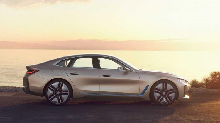 <p>BMW, aracın konsolundaki geniş ve kıvrımlı ekranın hem i4'ün seri üretim versiyonunda hem de iNext adlı gelecek elektrikli SUV modelinde yer alacağını belirtiyor.</p>
<p> </p>