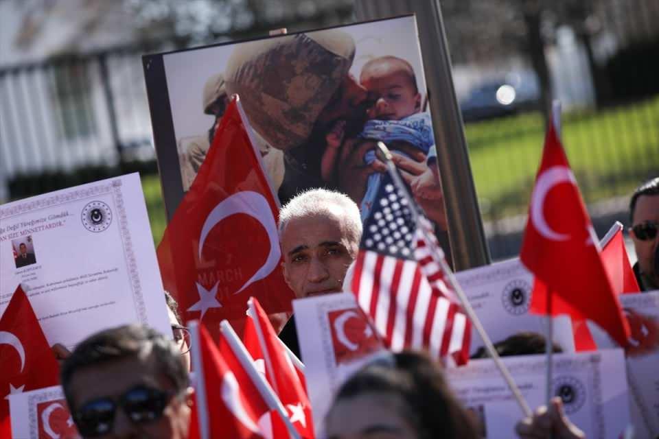 <p>Daha sonra söz alan Nihad Awad ise "Bugün size destek olmak için buradayım. ABD'nin Suriye'deki sivilleri korumak adına harekete geçmesi için daha kaç sivilin ölmesi gerekiyor?" şeklinde konuştu.</p>
<p> </p>