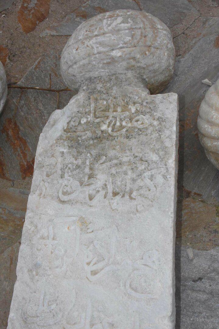 <p>Ancak kazı çalışmalarının başlamasıyla birlikte yerin mezarlık olduğu ortaya çıktı. İddiaya göre insanlara ait kemikler de bulundu.</p>