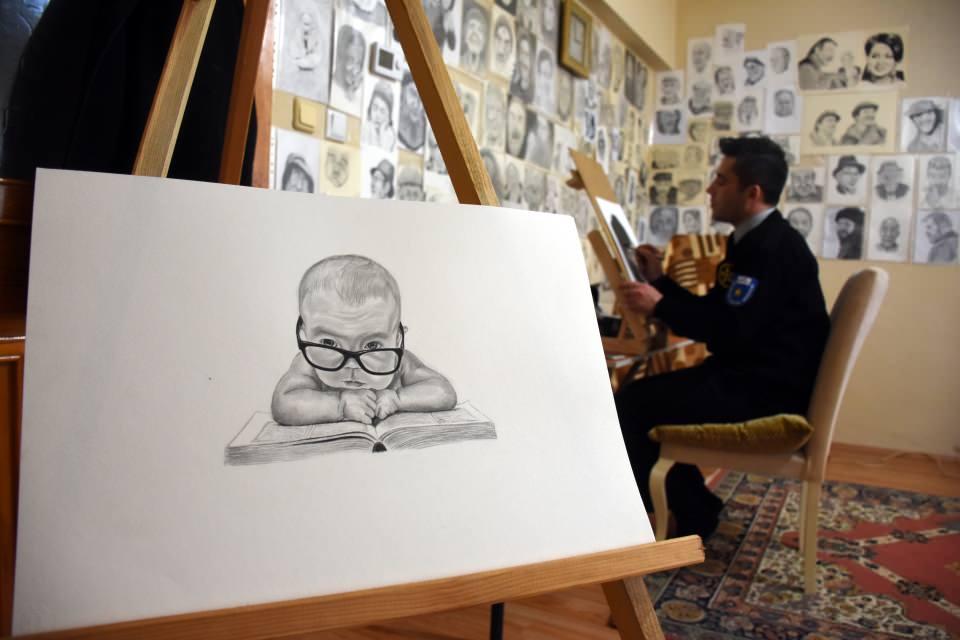 <p>İl Halk K&uuml;t&uuml;phanesinde yaklaşık 5 yıldır g&ouml;rev yapan 32 yaşındaki Oral, 2017'de k&uuml;t&uuml;phanenin &ccedil;ocuk b&ouml;l&uuml;m&uuml;nde yapılan etkinlikte yazıcının bozulması &uuml;zerine, &ouml;ğrenciler i&ccedil;in boş kağıtlara kurbağa, tavşan ve kaplumbağa &ccedil;izdi.</p>

<p>&nbsp;</p>
