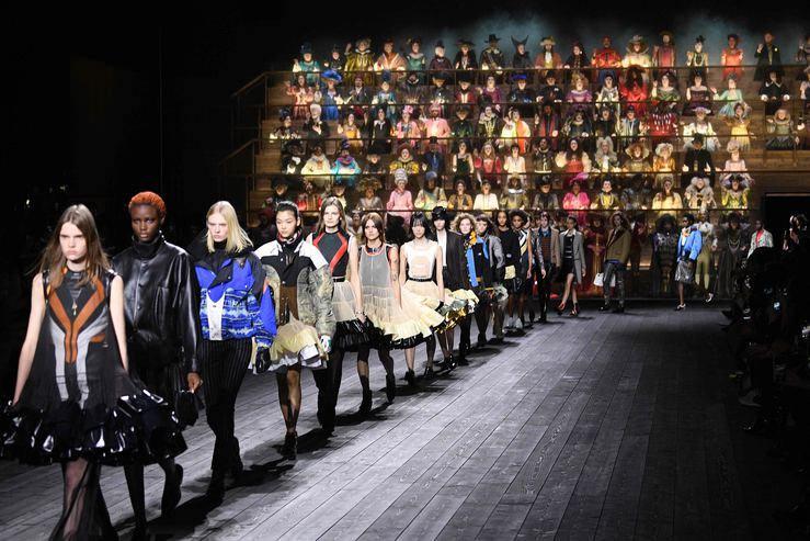 <p>Fransız markası Louvis Vuitton, Paris Moda Haftası'nda farklı bir defileye imza attı. Marka, 200 kadar model üzerinden tarihi karakterleri tanıttı. </p>
