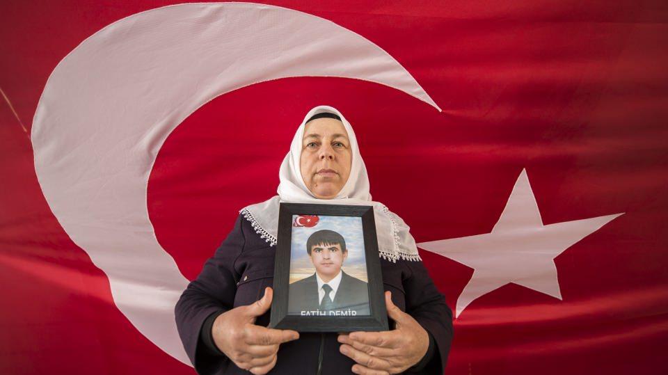<p>Anne Hacire Akar'ın HDP aracılığıyla dağa kaçırıldığını iddia ettiği oğlu Mehmet Akar için 22 Ağustos 2019'da HDP İl Başkanlığı binası önünde başlattığı oturma eyleminin sonuç vermesi, evladına kavuşmak isteyen diğer annelere örnek oldu.</p>

<p> </p>
