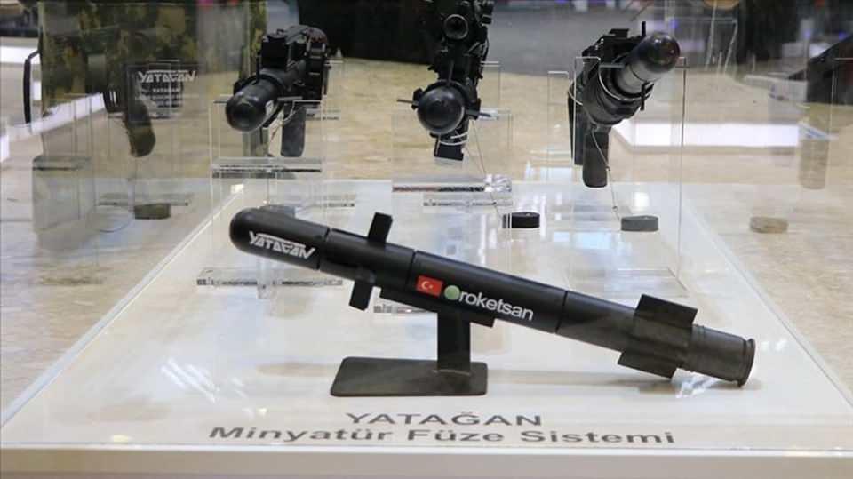 <p>Tek piyade tarafından mevcut bombaatar silahlarıyla kullanılabilecek şekilde tasarlanan Yatağan, meskun mahal muharebelerine; hassasiyet, menzil ve hedefe yönelmiş tahrip gücü getiriyor.</p>
<p>Yatağan, hafifliği ve hassasiyeti ile insansız kara, deniz ve mini insansız hava araçlarının da silahı olabilecek.</p>