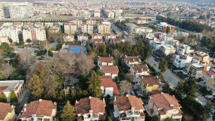 <p>Bazı mahalle sakinleri evlerinin balkonlarına konup odalarına kadar giren devasa kuşlara alıştıklarını ifade ederken, bazıları ise evlerini uygun fiyatla satışa çıkardı.</p>