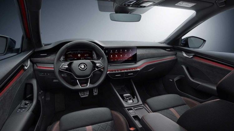 <p>Yalnızca 6 ileri DSG şanzıman ile alınabilen Octavia RS iV'nin 2.0 TSI ve 2.0 TDI paketleri de ileride seçenekler arasına eklenecek. </p>
<p>Octavia RS iV 60 kilometreye kadar elektrik gücüyle ilerleyebiliyor. Ev tipi soketlerle 6 saatte dolan bataryası Wallbox kullanıldığında 3.5 saatte doluyor.</p>