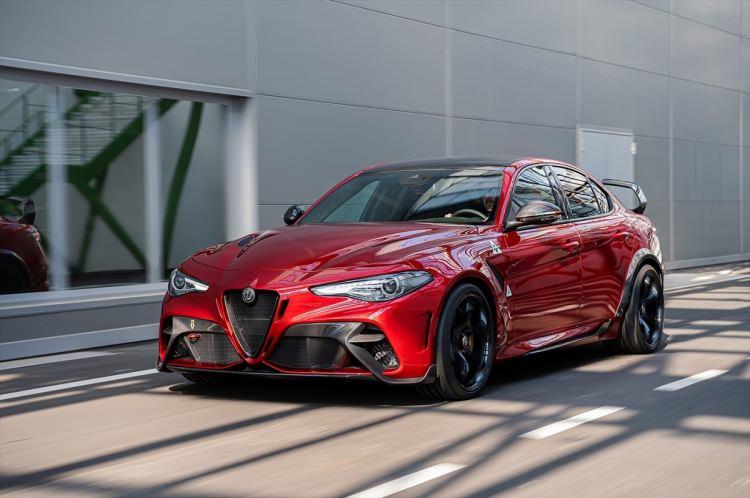 <p><span style="color:#FF8C00"><strong>ALFA ROMEO GİULİA GTA</strong></span></p>