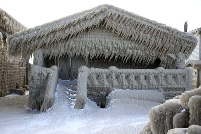 <p>Mis, Buffalo'nun yaklaşık 9 mil güneyinde, Hamburg'un Hoover Beach mahallesindeki South Shore Drive'daki evinin birkaç metre buzla kaplandığını ve arka bahçesinde yaklaşık üç buçuk metre buz olduğunu açıklayarak, perşembe günü bahçesinde veya evinin çevresinde buz olmadığını, ancak cuma sabahı evinin ve bahçesinin tamamen kaplandığını söyledi.</p>
