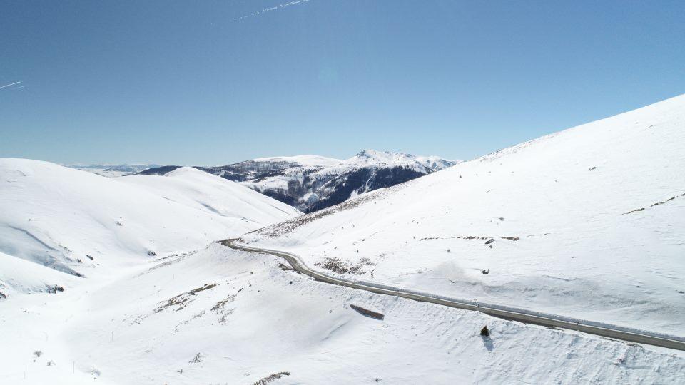 <p>Ulaşımın, ticaretten turizme her yönüyle çok önemli bir faktör olduğuna dikkati çeken Yılancı, bu nedenle geçitteki sıkıntıları sona erdirecek Eğribel Tüneli'nin bölgedeki insanların yarım asırlık rüyası olduğunu dile getirdi.</p>
<p> </p>