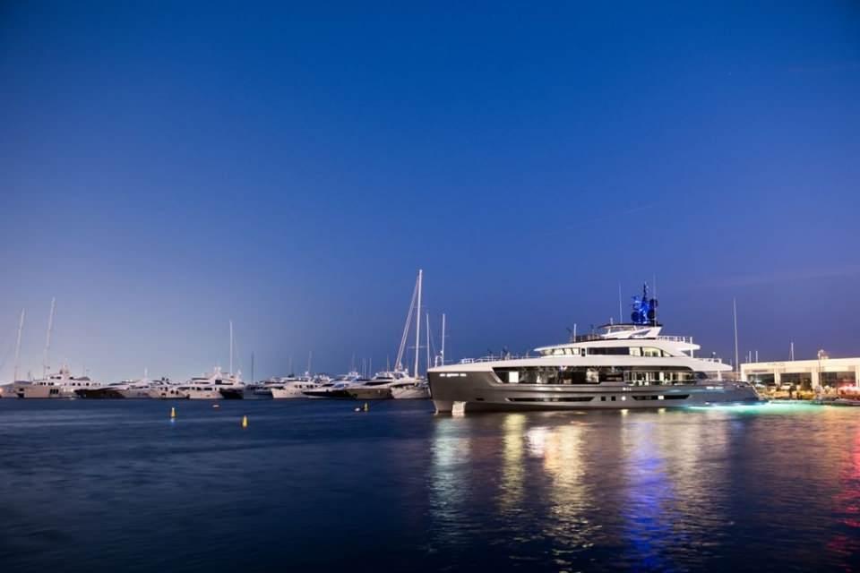 <p>15 Mart Pazar akşamına kadar açık olacak fuarda, fiyatı 7500 Tl ile 118 Milyon Tl arasında değişen 155 tekne görücüye çıktı. Boat Show Tuzla Kara Fuarı’nda, 100’ün üzerinde tekne karada sergilenirken, boyları 30 metre ile 44 metre arasında değişen 26 mega yat da denizde meraklıları için yer alıyor. </p>

<p>İşte Boat Show Tuzla'nın en pahalı 10 teknesi...</p>
