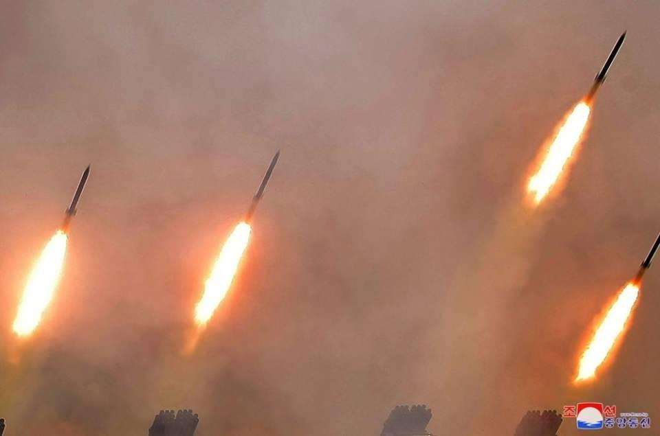 <p>Haberde, tatbikatın başarılı şekilde sonuçlandığı, ateşlenen kısa menzilli balistik füzelerin de Kuzey Kore'nin doğu sınırlarına düştüğü ifade edildi.</p>

<p> </p>
