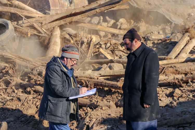<p> Van'da, merkez üssü İran'ın Hoy kenti olan 5,9 büyüklüğündeki depremden etkilenen mahallelerde Türk Kızılay, AFAD, Jandarma, Valilik gibi kurumlar, bölge sakinlerinin yaralarının sarılması için çalışmalarını sürdürüyor.</p>