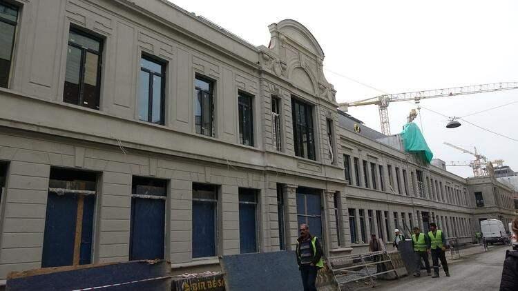 <p>İlk geminin Nisan 2020'de yanaşacağı açıklanan Galataport projesi kapsamında birçok binanın yapımı tamamlandı. Tamamlanan binaların camlarının takıldığı görülürken bu binaların iç dizaynlarının yapıldığı belirtildi. Galataport projesi kapsamındaki bazı binaların inşaatı ise halen devam ediyor. İstanbul Modern müzesi için yeniden yapılan bina ile Karaköy'de bulunan tarihi yolcu salonu ile paket postanesi de bu binaların arasında. 2 binin üzerinde işçinin aynı anda çalıştığı projede dev gemilerin yanaşacağı iskele ise ortaya çıktı. Projede Fındıklı tarafından bulunan son kısmında çalışmalar hızla sürüyor.</p>
