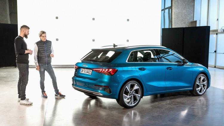 <p>Grubun premium markası Audi, normal şartlarda Cenevre Otomobil Fuarı'nda tanıtacağı kompakt modeli A3'ün yeni neslini görücüye çıkardı.</p>

