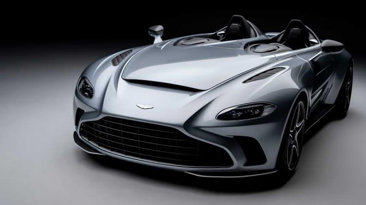 <p>Aracın tasarımında aynı zamanda 1953 DB3S ve 1959 DBR1 gibi eski Aston Martin modellerinden de esintiler söz konusu. Tavansız bir şekilde tasarlanan ve ismindeki Speedster kelimesiyle bunu belli eden araçta bir ön cam da bulunmuyor. </p>