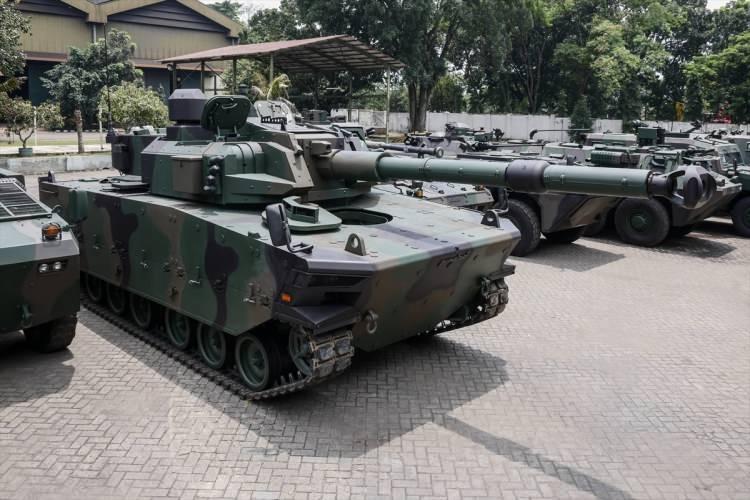 <p>Kurt, tankın bu özellikleriyle bugünün asimetrik savaş ortamında birçok ülkenin dikkatini çektiğini ifade ederek, şöyle konuştu: "Ana muharebe tankının konuşlandırılması, operasyonel maliyeti çok fazla. Karşınızda ona denk bir güç yoksa fazla oluyor. Kaplan, vurucu gücü, zırh koruması, hareket ve harekat imkanı yüksek ama operasyon maliyeti görece düşük bir ürün. Dolayısıyla çok fazla dikkati çekiyor. ABD'nin 1970'lerde başlatıp, 1980'lerde ortaya çıkartıp, 1990'larda test ettiği böyle bir konsept de var. Sonradan vazgeçilmişti, 4-5 yıldır tekrar ciddi anlamda gündemde. Uzak Doğu'da enteresan şekilde çok fazla gündemde."</p>
<p> </p>
