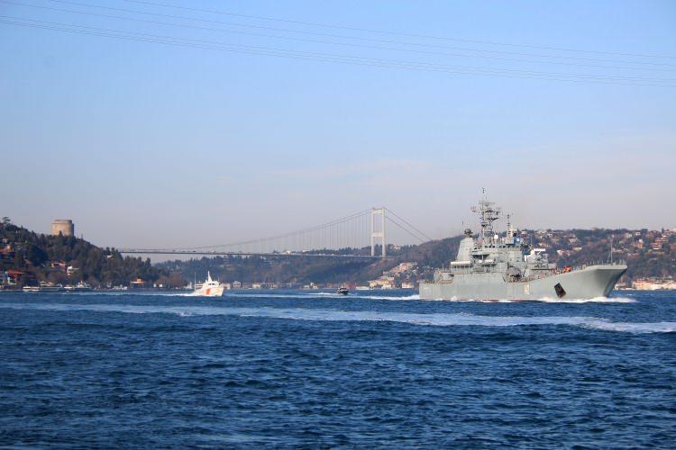 <p>Rus Donanmasına bağlı savaş gemisi olan 142 Borda numaralı  'Novocherkassk' adlı savaş gemisi saat 16.00 sıralarından Karadeniz'den İstanbul Boğazı'na girdi.</p>
