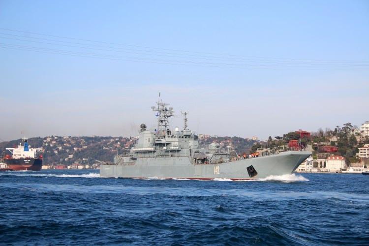 <p>Geminin arka bölümünde de ağır silahlı askerlerin nöbet tuttuğu görüldü.</p>