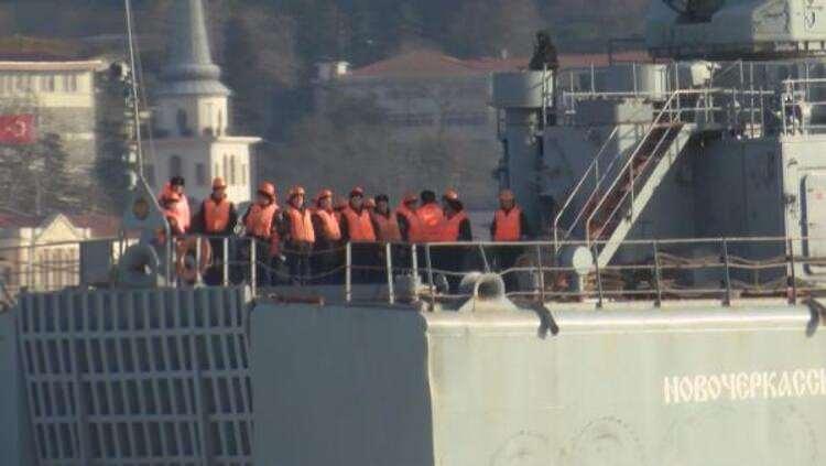 <p> Yaklaşık bir saatte Arnavutköy açıklarına gelen geminin güvertesinde çok sayıda askerin sıralandığı görüldü.</p>

