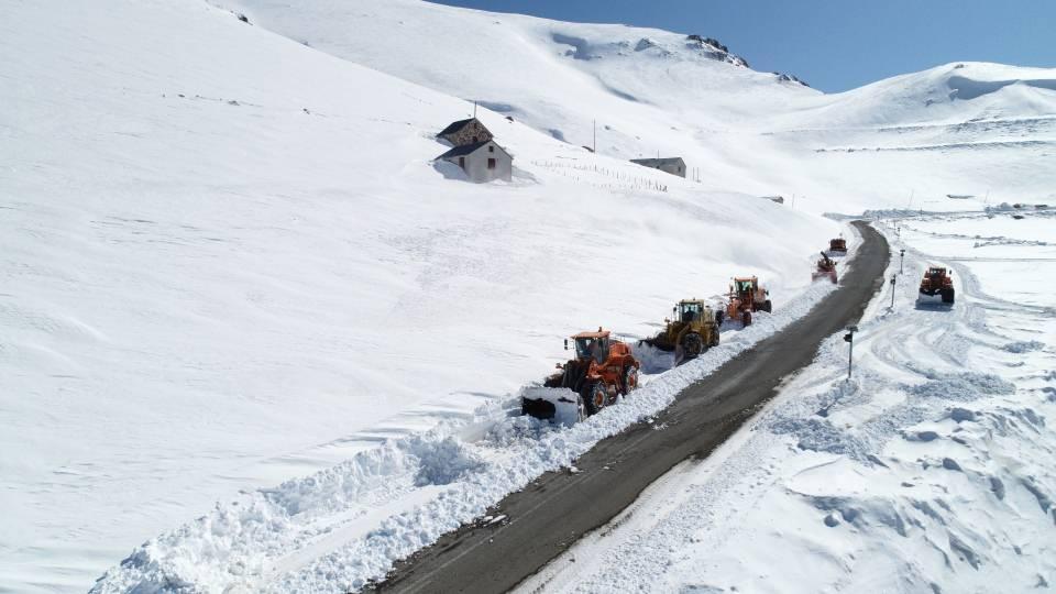 <p>Giresun'un Şebinkarahisar, Alucra ve Çamoluk ilçeleri ile Sivas'a gitmek isteyen vatandaşların kullandığı Eğribel Geçidi, çığ düşmesi, tipi ve fırtına nedeniyle zaman zaman kapanıyor.</p>

<p> </p>

