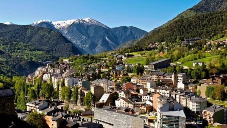 <p><strong>Andorra- </strong>Andorra Prensliği ya da kısaca Andorra, güneybatı Avrupa'da, Pirene Dağları'nda, denize kıyısı olmayan, Fransa ve İspanya arasında küçük bir ülkedir. </p>

