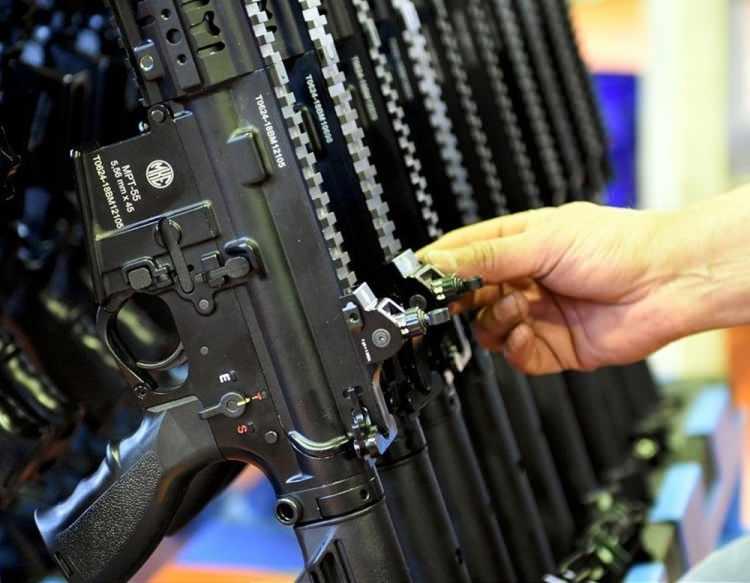 <p>ÇİFT TARAFLI EMNİYET MANDALI<br />
Yarı otomatik ve tam otomatik olmak üzere iki atış moduyla çalışabilen MPT-55'in etkili menzili 400, maksimum menzili ise 3 bin 600 metre.</p>
