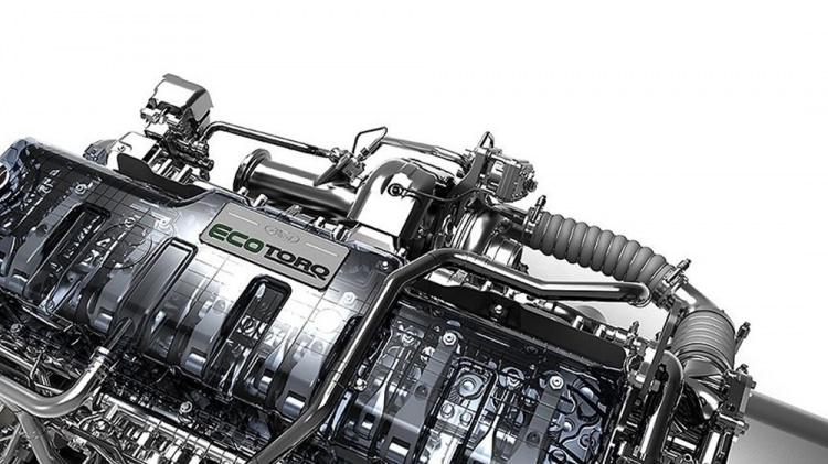 <p>MOBİL İSTASYON VE YERLİ MOTOR TSK ENVANTERİNDE<br />
Yerlilik oranı yüzde 93 olan Bayraktar TB2 için geliştirilen mobil yer kontrol istasyonunda lastikten motora, kaldırma mekanizmasından elektronik donanım ve yazılıma kadar milli ürünler tercih edildi.</p>

<p>Baykar, mobil yer kontrol istasyonu için Türkiye'de sıfırdan geliştirilip üretilen ilk kamyon motoru olan ve Sanayi ve Teknoloji Bakanlığı Ar-Ge desteği de alan Yeni Nesil Ecotorq'un (Ecotorq Euro 6 motor, 330 beygir) kullanıldığı Ford Otosan'a ait bir kamyon seçti.</p>

<p>Mobil yer istasyonuyla birlikte bu motor da ilk kez Türk Silahlı Kuvvetleri envanterine girdi.</p>

<p>Mobil yer istasyonu, Türkiye’nin ardından Bayraktar TB2'nin ilk kez ihraç edildiği Katar'da da kullanılacak.</p>

