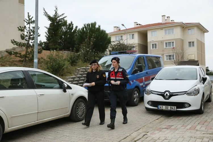 <p>Kocaeli Jandarma Komutanlığı ekipleri, kadına yönelik şiddetle mücadele amacıyla hayata geçirilen "Korkma, Sinme, Şiddete Dur De" projesi kapsamında mahalle mahalle dolaşarak kadınlara ve erkeklere eğitim veriyor.</p>