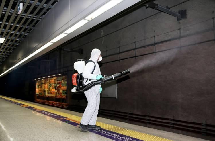 <p>Gebze-Halkalı arasında her gün binlerce vatandaşın seyahat ettiği Marmaray hattı üzerinde bulunan istasyonlarda, dezenfekte çalışmaları devam ediyor. </p>
