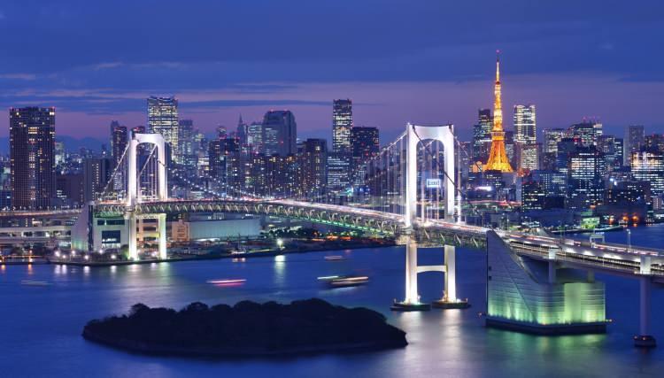 <p>23- TOKYO / JAPONYA</p>

<p>Geleneğin ve popüler kültürün iç içe geçtiği Tokyo’da, antik tapınaklarda ölçülü bir şekilde gezindikten sonra bir karaoke barda rock müzik yapabilirsiniz. Toyosu Pazarı'ndaki canlı balık haline gitmek için gün doğmadan kalkın, daha sonra Sumida Nehri kıyısı boyunca sıralanan kiraz ağaçlarının altında yürüyerek dinçleşin. Muhteşem İmparatorluk Sarayı Doğu Bahçeleri’nde biraz vakit geçirin, ardından Edo-Tokyo Müzesi'nde Japon tarihiyle ilgili bilgilerinizi tazeleyin. Midenizin alabildiği kadar sushi, udon eriştesi ve wagashi (Japon tatlısı) yemeyi de ihmal etmeyin.</p>
