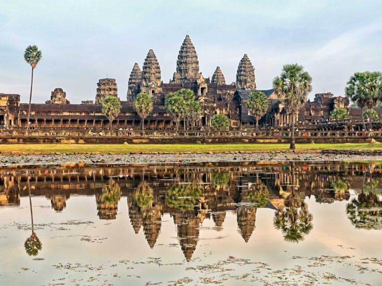 <p>20- SIEM REAP / KAMBOÇYA</p>

<p>Sabahın ışıkları Angkor Vat'ın devasa tapınaklarını ve harabelerini aydınlatmaya başlarken Siem Reap'ta basit bir gün doğuşu, çok büyük bir olay halini alır. Bu antik yapılar, dünyanın en büyük dini komplekslerinden birinin içinde bulunmaktadır. Bu kompleks ile 12. yüzyıldan kalma Angkor Thom kraliyet şehri, Siem Reap'ı ziyaret etmenin başlıca iki nedeni sayılır. Kamboçya Kültür Köyü'nde ulusal tarihle ilgili bilgi edinin; yiyecek tezgahları, yemek satıcıları ve barlarla tıka basa dolu olan Angkor Gece Pazarı'nda ise pazarlık etmeyi öğrenin.</p>
