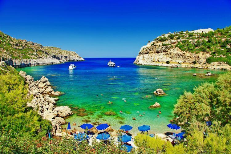 <p>18- RODOS / YUNANİSTAN</p>
<p>Ege Denizi’nin doğu kıyısında bulunan ve 12 Adalar’ın en büyüğü olan Rodos aynı zamanda da en popüler adadır. Çok iyi korunmuş ortaçağ şehri olan Rodos, aynı adı taşıyan adanın kuzeyinde bulunmaktadır. Kuzey ve doğu sahillerinde çeşitli oteller bulunmaktadır. Küçük köyler ve tatil yerleri, adanın diğer kıyılarını süslemektedir. İster plaj, ister bar ister tarihi mekan peşinde olun Rodos hepsini size bol bol sunacaktır. 50 mil uzunluğundaki adanın tepelik iç kesimlerinde Otantik Yunan esintileri bulunabilir.</p>