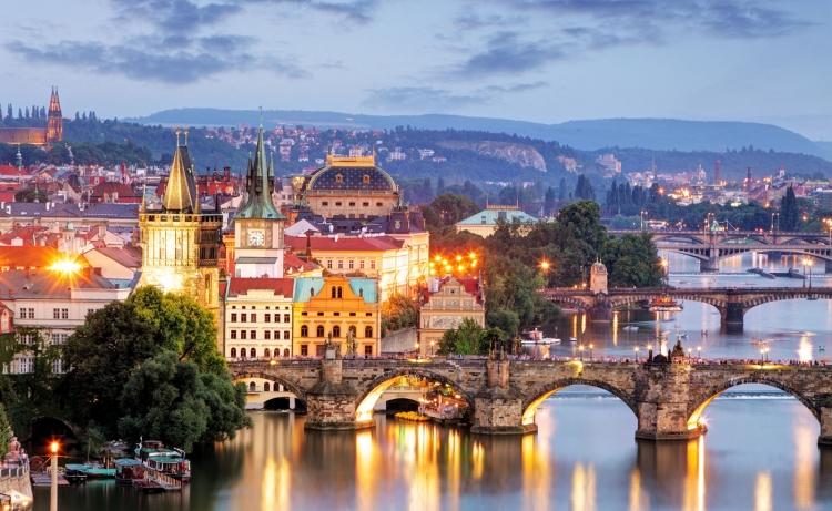 <p>16- PRAG / ÇEKYA</p>
<p>Prag'ın bohem büyüsü ve masalsı özellikleri onu plajlardan yorulmuş ve kendilerini kültüre vermek isteyen tatilciler için mükemmel bir mekan haline getirmektedir. Tüm günü Prazsky hrad'ı (Prag Kalesi) keşfe ayırabilirsiniz, sonra ise klasik bir Çek tavernasında sağlam bir yemek yiyebilirsiniz. Eski Şehir Binasına ve Astronomik Saat'e hayranlıkla baka kalmadan önce biraz vakit ayırarak Eski Şehir Meydanı'nda dolaşın. Prag'ın en iyi barları bodrum katlarındadır, buralardaki tarihi pub'lar geleneksel bir tumba gecesi için muhteşem bir mekan oluşturur.</p>