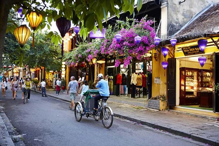 <p>15- HANOI / VİETNAM</p>
<p>Büyüleyici Viyetnam başkenti aynı derecede yaşlı bir şehirdir de; Eski Mahalle bölgesi, anıtlar ve koloni dönemi mimarisi olduğu gibi dururken, modern gelişmelere de yer vardır. Hanoi'nin adı pek çok defa değişmiştir, bunlardan biri de "yükselen ejder" anlamına gelen Thang Long'dur; ancak Ho Chi Minh'in Mozolesi ve Hoa Lo Hapishanesi gibi örneklere bakarak şehrin geçmişini hiçbir zaman unutmadığı söylenebilir. Göller, parklar, gölgeli bulvarlar, 600'den fazla tapınak ve pagoda, taksiye binerek kolayca her yerini keşfedebileceğiniz bu şehrin cazibesine güç katmaktadır.</p>