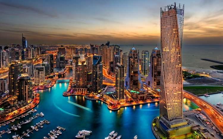 <p>12- DUBAI / BİRLEŞİK ARAP EMİRLİKLERİ</p>
<p>Dubai; modern kültürle tarihin, macerayla dünya standartlarında alışverişin ve eğlencenin harmanlandığı bir destinasyondur. Dubai Opera’da bir şova gidin, Burç Halife’nin tepesinden şehir merkezini izleyin ve bir öğleden sonranızı Dubai Koyu’nda altın, tekstil ve baharat pazarlarını keşfederek geçirin. Heyecan arıyorsanız sıcak hava balonuyla çöldeki kum tepeleri üzerinde gezinebilir, IMG Worlds of Adventure’da yüksek hızlı araçlara binebilir veya Palm Cumeyra’da hava dalışı yapabilirsiniz.</p>