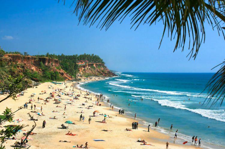 <p>11- GOA / HİNDİSTAN</p>

<p>Hindistan'da plaj tatili kulağa çelişkili gelebilir, ancak Goa'nın kumlu sahili deniz kenarında dinlenmek için mükemmeldir. Plaj kulübesinde bir koltuğa kurulup, Kingfisher birası yudumlayarak güneşin tembel bir şekilde ufukta batışını seyrederken köri kokusunun keyfini çıkarın. Eski Goa'da muhteşem Bom Jesus Bazilikası, UNESCO Dünya Mirası Listesi'ndedir ve barok mimarinin iyi bir örneğidir. Doğu ve Batı'nın adeta gerçeküstü dini ve kültürel etkinliklerini görmek için Noel zamanı ziyaret edin.</p>
