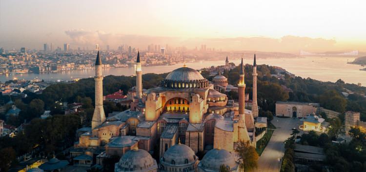 <p>10- İSTANBUL / TÜRKİYE</p>

<p>Yüzyıllar boyunca bu kıymetli kara parçasına pek çok kültür kendi damgasını vurmuştur. Günümüzde bu etkileri İstanbul’un mahallelerini birinci elden keşfederek deneyimleyebilirsiniz. Sultanahmet’teki kutsal yerleri, Beyoğlu’nun 19. yüzyıl şıklığını, Nişantaşı’nın lüks modasını, Kadıköy’ün coşkulu kafe ahalisini ve Beşiktaş’ın futbol aşığı sokaklarını gördüğünüzde, gezginlerin neden “İstanbul tek bir şehir değil, bir şehrin içinde pek çok şehirdir” dediklerini çok daha kolay anlarsınız.</p>
