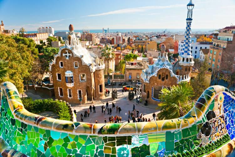 <p>9- BARSELONA / İSPANYA</p>
<p>Bir zamanlar Salvador Dali'nin yaşadığı ve İspanyol Katalan mimar Antoni Gaudí'nin çeşitli şehir binalarını tasarladığı Barcelona biraz gerçek üstü bir his verir. Gaudí'nin Sacred Family Kilisesi'ne adımınızı attığınızda aynaların içine düşmüş gibi olursunuz; bu seyahate Güell Parkını ziyaret ederek devam edebilirsiniz. Las Ramblas'ta bir kaldırım kafesinde otururken, ışıltılı sokak sanatçılarını izleyin, sonra tapas barlarda dolaşarak kendinize bir şölen sunun.</p>