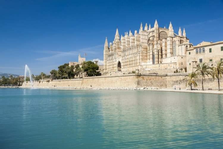 <p>9- BARSELONA / İSPANYA</p>
<p>Bir zamanlar Salvador Dali'nin yaşadığı ve İspanyol Katalan mimar Antoni Gaudí'nin çeşitli şehir binalarını tasarladığı Barcelona biraz gerçek üstü bir his verir. Gaudí'nin Sacred Family Kilisesi'ne adımınızı attığınızda aynaların içine düşmüş gibi olursunuz; bu seyahate Güell Parkını ziyaret ederek devam edebilirsiniz. Las Ramblas'ta bir kaldırım kafesinde otururken, ışıltılı sokak sanatçılarını izleyin, sonra tapas barlarda dolaşarak kendinize bir şölen sunun.</p>