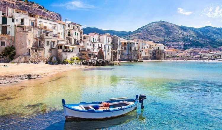 <p>7- SİCİLYA / İTALYA</p>
<p>Akdeniz’in en büyük adası, Messina Boğazı ile ana karadan ayrılmaktadır. Dağlık bir bölge olan Sicilya Sahili ve küçük adalar, aralarında Etna, Stromboli ve Vulcano’nun da olduğu yanardağların eteğinde uzanmaktadır. Yunanlar, Romalılar, Normandiya’lılar, Katalanlar, başkent Palermo’da Bizans Sarayları, Gotik Kaleler ve Barok tarzında pek çok yapı ile adada izlerini bırakmıştır. Büyük kasabaların pek çoğunda ilgi çekici müzeler bulunabilir ancak Agrigento’da bulunan Etna ve Helen dönemine ait tapınaklar özellikle görülmesi gereken özel mekanlardır.</p>