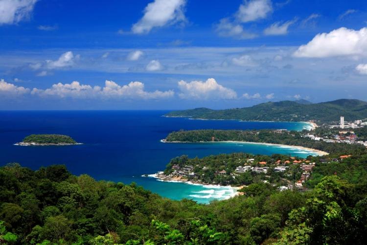 <p>6- PHUKET / TAYLAND</p>
<p>Phuket Adası, ziyaretçilerine mavi lagünlerden, pembe günbatımlarına ve turuncu renk cüppe giymiş keşişlere kadar çok geniş bir yelpazede görsel şölen sunmaktadır. Üç tekerlekli Tuk Tuk araçları, taksiler, otobüsler ve uzun tekneler, ziyaretçileri bu mucizeler arasında gezdirir. Phuket'in güney kıyısında son derece popüler plajlar bulunmaktadır. Kuzey kıyısı ise daha sakindir. Koh Phi Phi, Phang Nga Bay ve Patong Plajı popüler mekanlar arasındadır. Yapılabilecek aktiviteler arasında dalış, şnorkel ile yüzme, rüzgar sörfü ve yelkencilik sayılabilir. Denizden uzak bölgelerde, ormanlık tepeler, dağlar ve kayalıklar keşfedilmeyi beklemektedir.</p>