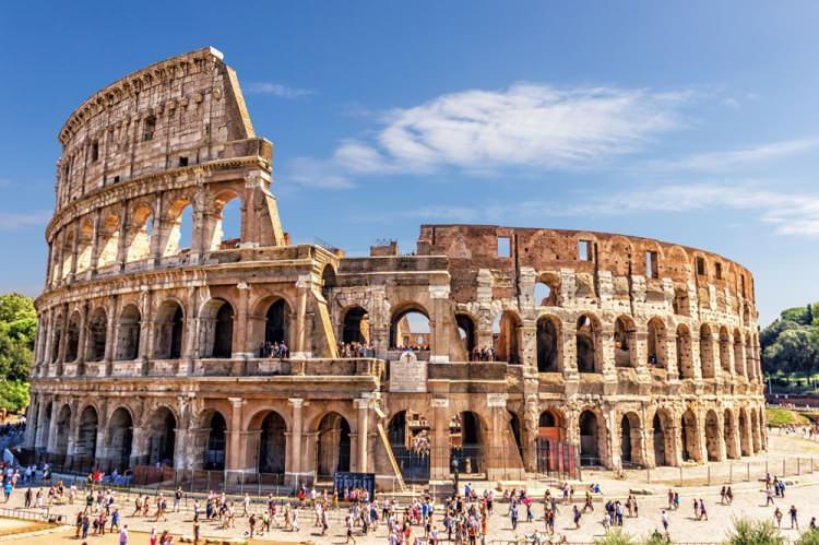 <p>5- ROMA / İTALYA</p>
<p>Roma da bir günde gezilemez. Şehir adeta dev bir dış mekan müzesinin sergi salonu gibidir; balkonları, açık hava pazarları ve parmak ısırtan tarihi yerleriyle tam bir gerçek yaşam kolajıdır. Trevi Çeşmesine bozuk para atın, Colosseum ve Pantheon'u hayretten şaşırıp kalın ve Campo de'Fiori veya Via Veneto'da bir öğleden sonra alışverişi için cappuccino ile enerjinizi tazeleyin. Hayatınızdaki en güzel yemeklerden birini yemek istiyorsanız, taze hamur işlerine dalın, lezzetli kızarmış enginarı veya yumuşak bir sığır kuyruğu yahnisini deneyin.</p>