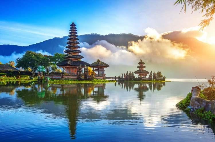 <p>4- BALİ / ENDONEZYA</p>
<p>Bali, canlı bir kartpostalı andıran rüya gibi bir Endonezya cennetidir. İnce beyaz kumların üzerinde güneşin tadını çıkarabilir ya da mercan kayalıkları ve 2. Dünya Savaşı'ndan kalma batıklara dalıp günü tropikal canlılar arasında geçirebilirsiniz. Karadaki gür ormanlar, taş tapınaklara ve afacan maymunlara ev sahipliği yapar. “Sanat başkenti” Ubud, kültürel bir dans performansı izlemek, kumaş boyama veya gümüş işçiliği derslerine katılmak ya da bir yoga sınıfında zihninizi ve bedeninizi tazelemek için mükemmel bir yerdir.</p>