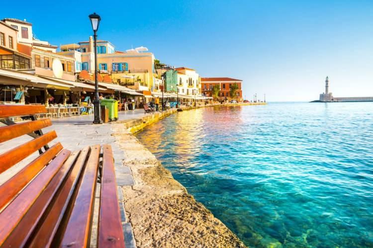 <p>3- GİRİT / YUNANİSTAN</p>
<p>Girit adası, erişmiş turkuaz denizinde yüzen bir Yunan mücevheridir. Plajlar, yumuşacık kumlar ve düzgün şekilli çakıllarla ilahi bir şekilde uzanmaktadır. Tarihi ve mitolojik önemi göz ardı edilemez: Girit'in, tanrıların kralı Zeus'un doğum yeri olduğu söylenir, ayrıca Avrupa'nın ilk modern medeniyetinin yaşam bulduğu yerdir. Arkeolojik ve tarihi yerler bol miktarda olup, plajda güneşle yıkanan bir günde büyüleyici bir mola vermenizi sağlar.</p>