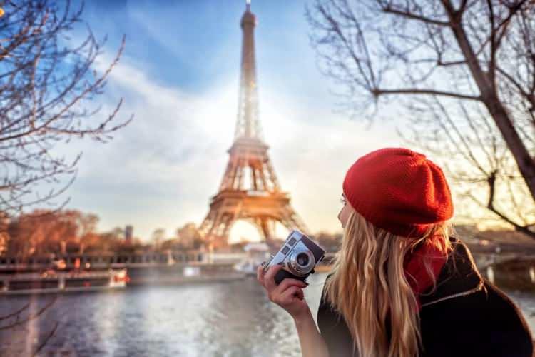 <p>2- PARİS / FRANSA</p>
<p>Seine'de gezinerek ve Eiffel Tower ile Zafer Takı gibi simgelere hayranlıkla bakarak geçirilen bir günün ardından dinlenmek için bir kaldırım kafesinde pain au chocolat ile oyalanmak …mükemmel Paris deneyimi boş vakitle canlılığı bir arada sunar, enfes yemekler ve Louvre'daki eserlerin keyfini çıkaracak yeterince zaman da vardır. Notre Dame'da ruhunuzu uyandırın, Marche aux Puces de Montreuil'de pazarlıklara girişerek güzel parçalar alın veya Marché Biologique Raspail'de hediyeliklere bakın, sonra hepsini taçlandırmak için Moulin Rouge'da bir risque şovuna gidin.</p>