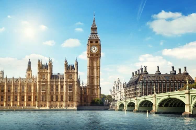 <p>1- LONDRA / İNGİLTERE</p>
<p>Shoreditch’in fiyakalı tarzından Camden’ın “punk” havasına ve şık Portobello Caddesi’ne kadar Londra, size birçok dünyayı bir arada yaşatır. Şehrin enerjisi, her günün diğerinden farklı olmasını sağlar. Kraliyete ait tarihî mekânları keşfedin, görülecek yerler listenizdeki simgesel yerleri tek tek ziyaret edin, seçkin Michelin yıldızlı restoranlarda yiyip için, geleneksel bir pub’lara gidin ya da dolambaçlı Arnavut kaldırımlı sokakların arasında kaybolun. Londra söz konusu olduğunda olanaklar sınırsızdır.</p>