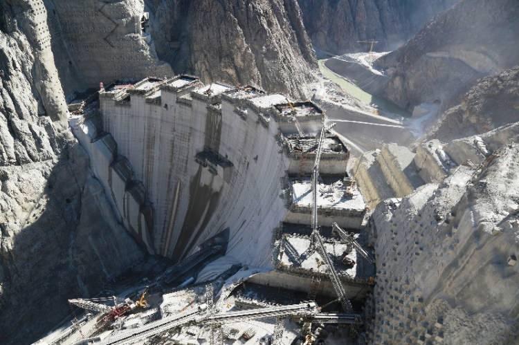 <p>Temelden 275 metre gövde yüksekliğiyle dünyanın üçüncü, Türkiye'nin ise en yüksek barajı olacak Yusufeli Barajı inşaatının dörtte üçünün tamamlandı.</p>
